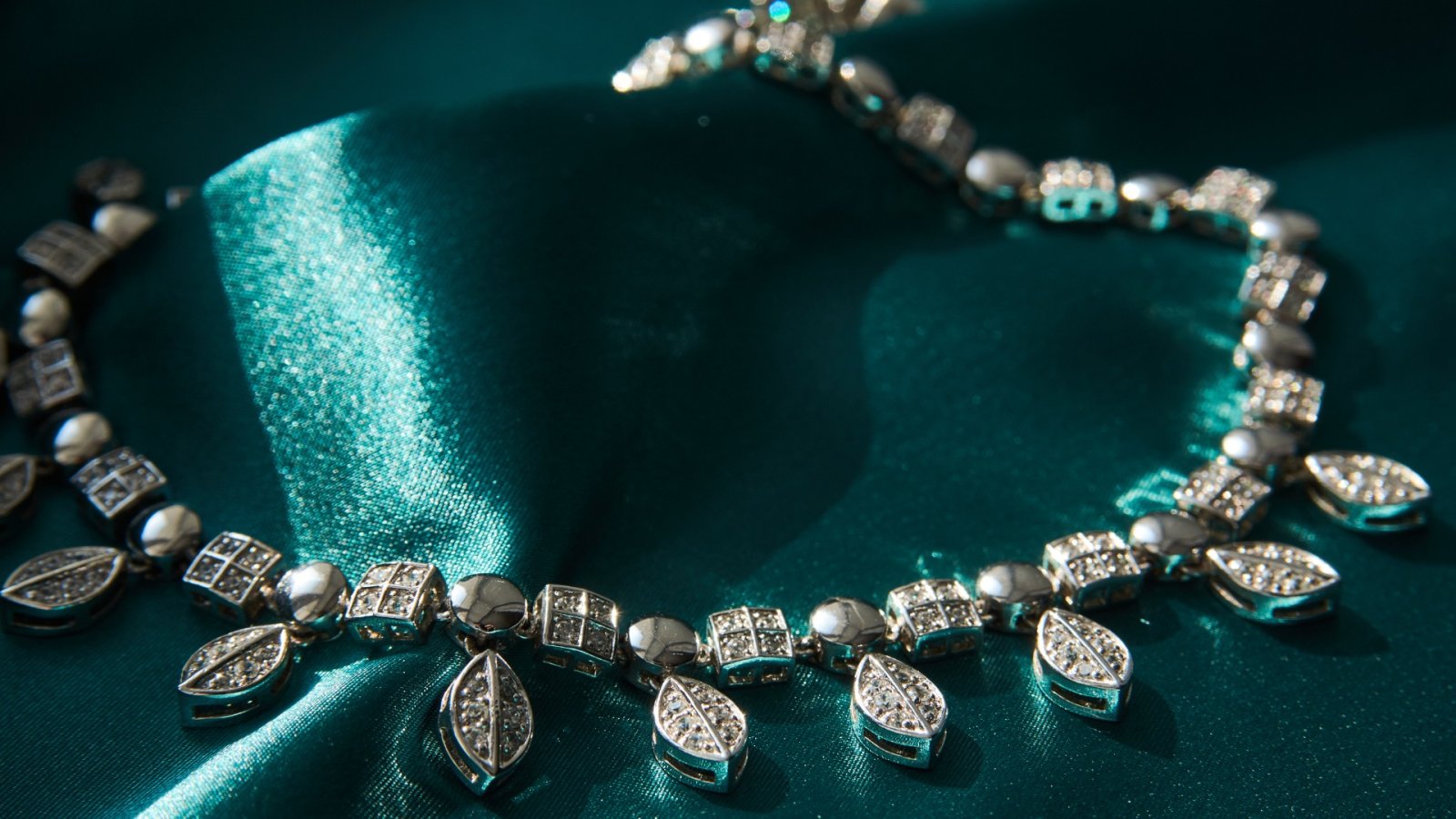 La subasta del collar de diamantes de la princesa Diana ha sido cancelada