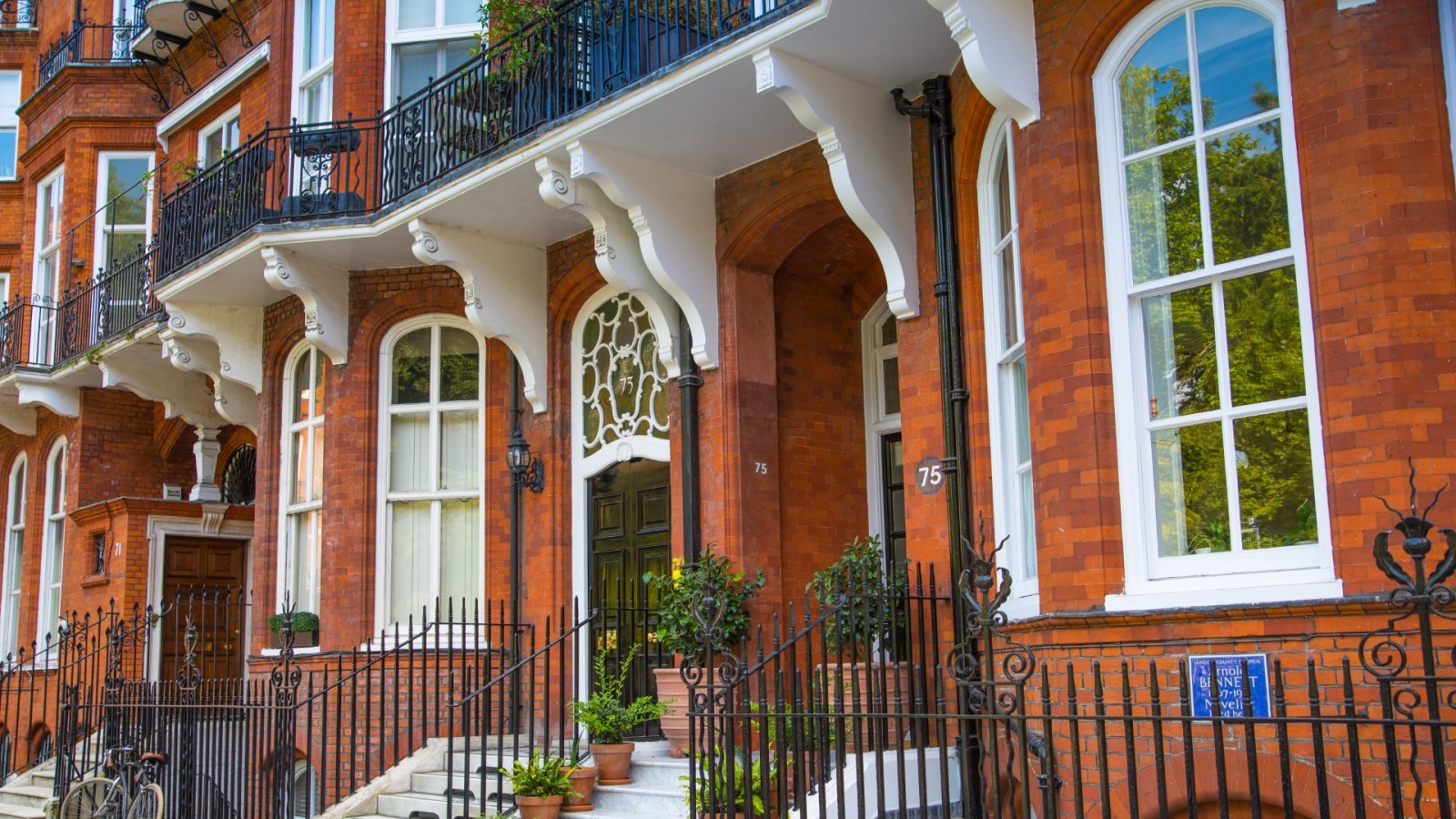 探索伦敦这座迷人的 19 世纪豪华砖砌宅邸