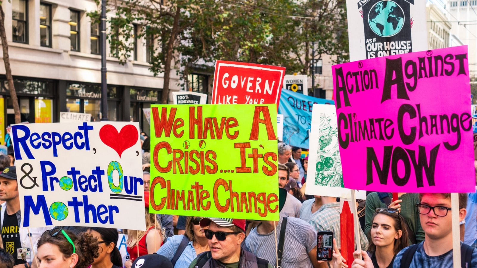 Działaczka klimatyczna podkreśla kryzys pożarowy protestem w Galerii Narodowej