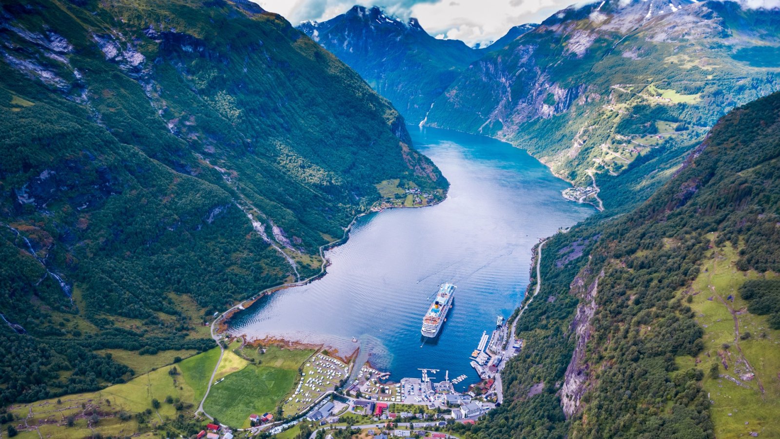 Descubra as paisagens majestosas do Fiorde Noruega, sua pitoresca porta de entrada
