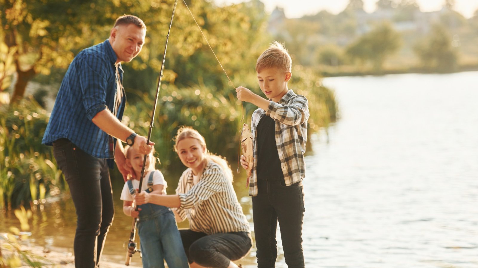 留下美好回忆：家庭在大自然中进行有趣的钓鱼探险