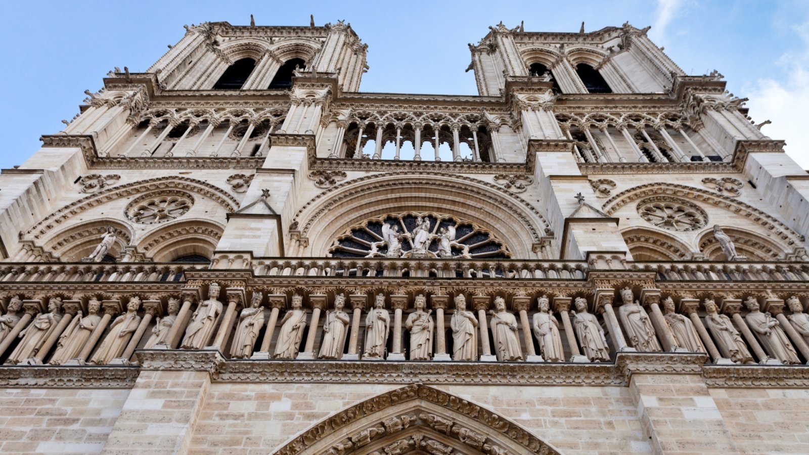 Die Kathedrale Notre Dame enthüllt einen neuen Turm, der von einem goldenen Hahn gekrönt wird