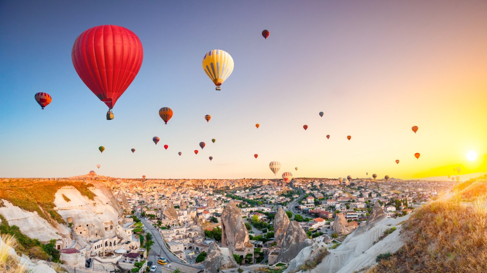 Przeżyj magiczny lot balonem na ogrzane powietrze w Kapadocji w Turcji