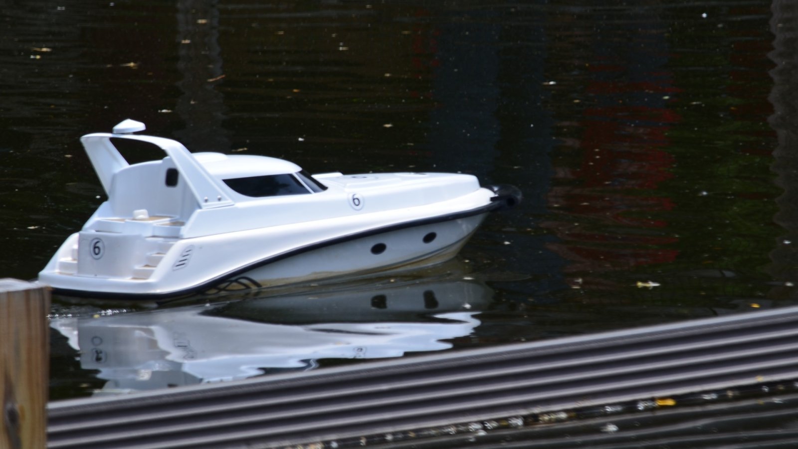 Le bateau révolutionnaire de Candela glisse au-dessus des vagues