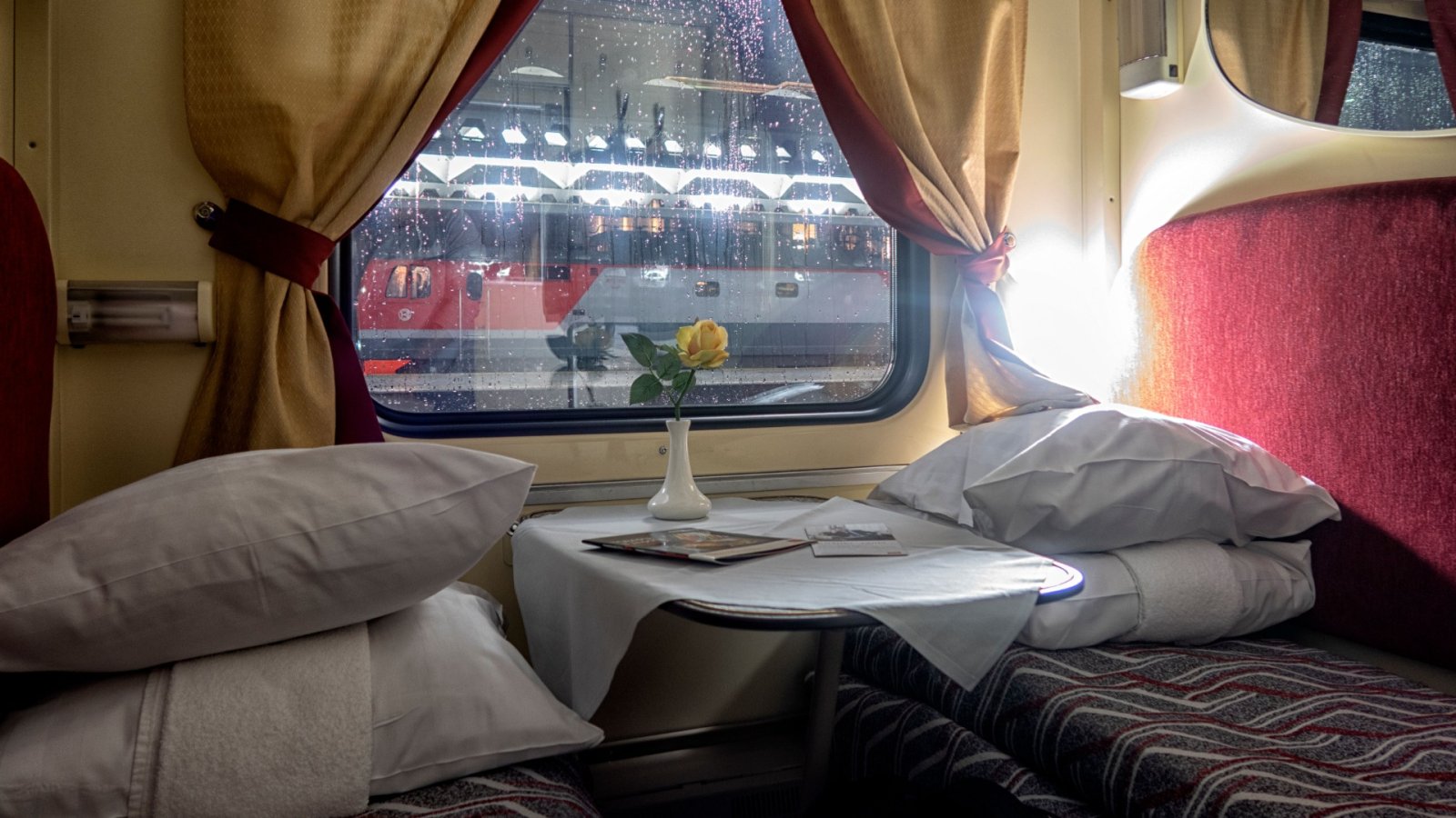 Откройте для себя неповторимый поезд: знаменитый Восточный экспресс в стиле ар-деко.