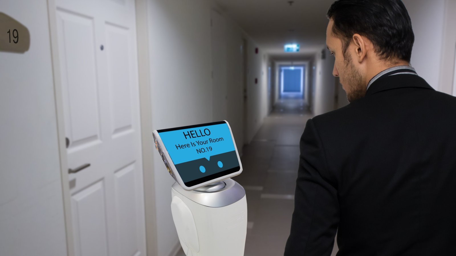 로봇이 있는 최신 호텔 — 미래의 휴일
