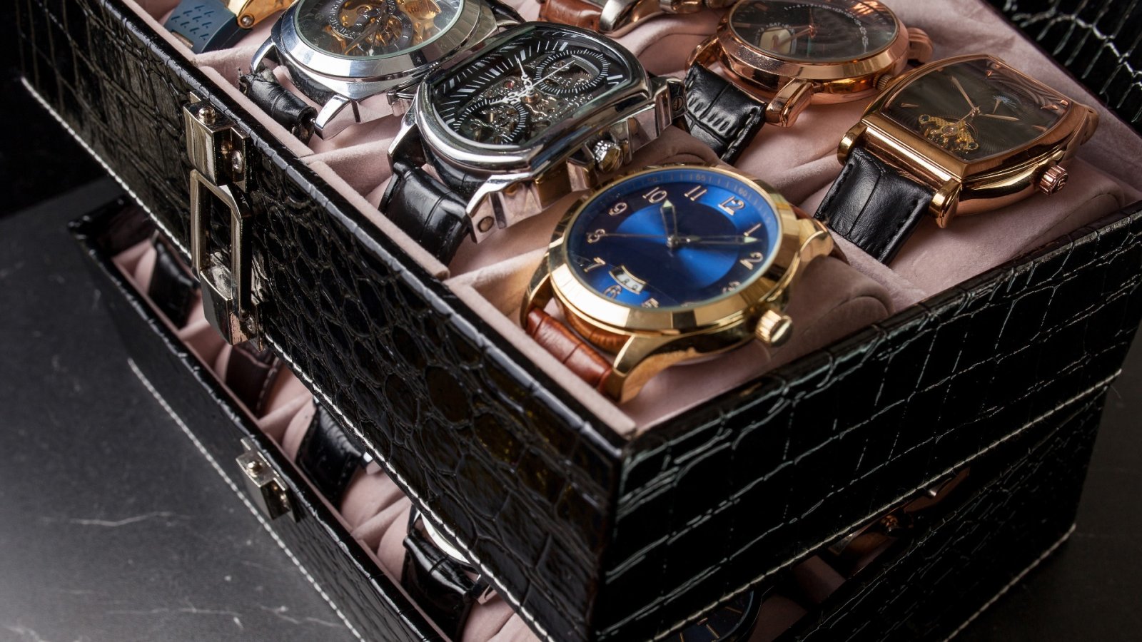 4가지 머스트 해브 럭셔리 제품으로 나만의 멋진 시계 컬렉션을 만드는 방법