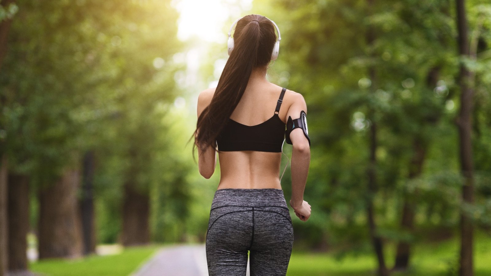 ¿Correr hacia atrás es más efectivo para tu salud y para quemar calorías?