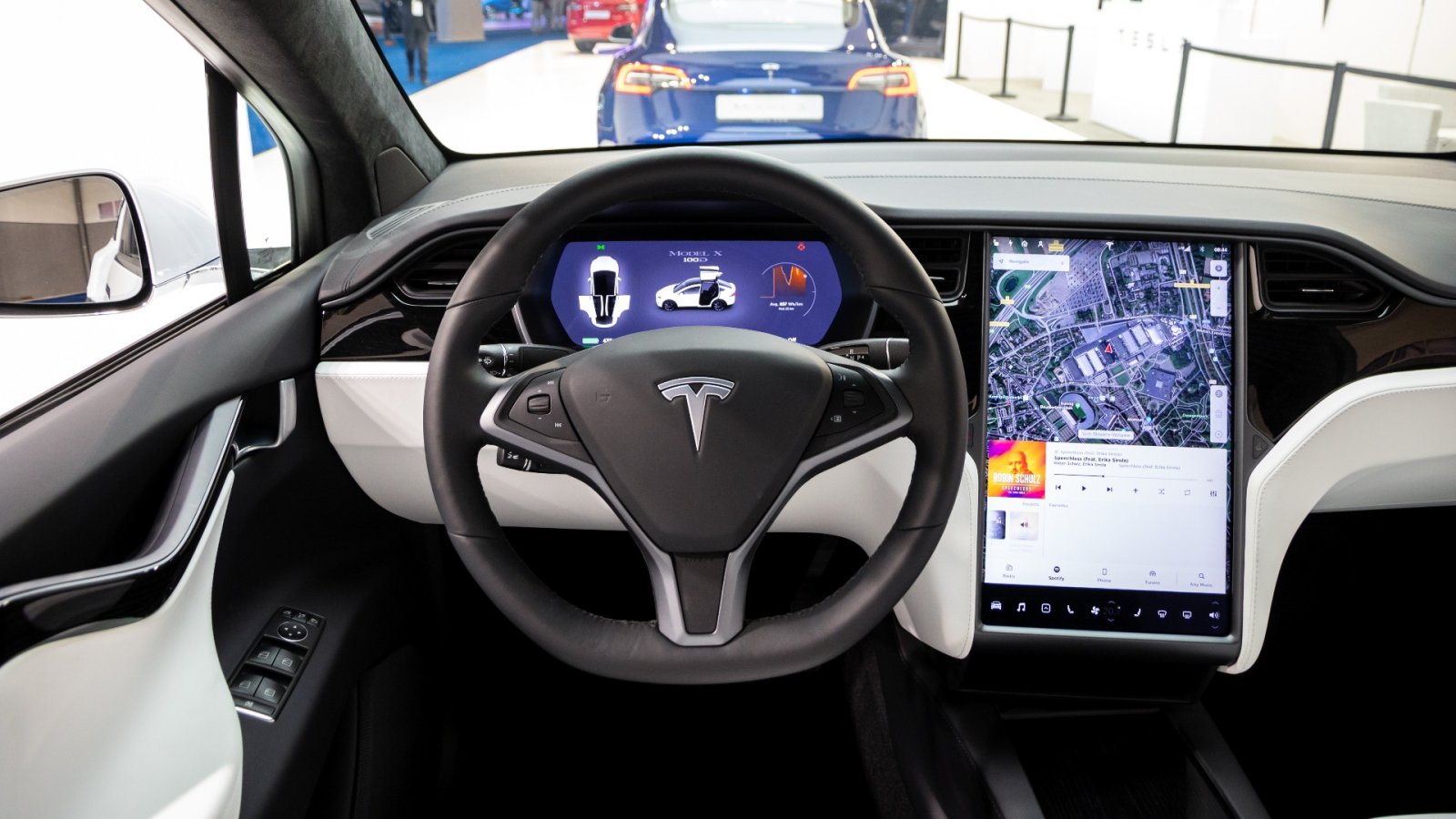 В чем проблема с автомобилями Tesla и почему программное обеспечение считается опасным?
