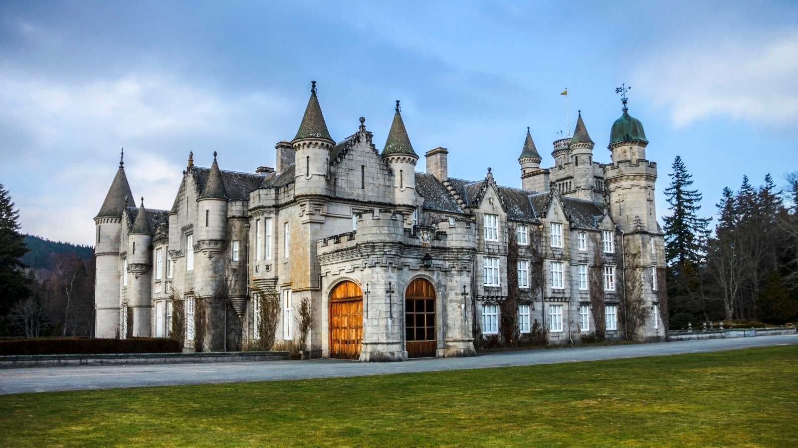 Hvis du ikke har været i Balmoral Castle, er det nu, det kongelige sted genåbner til foråret